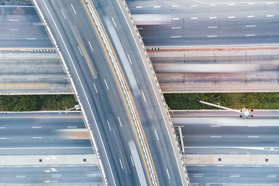 一个高速公路交叉口的俯视图