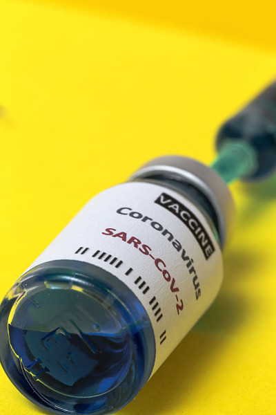 装有COVID-19检测疫苗的透明玻璃瓶和注射器