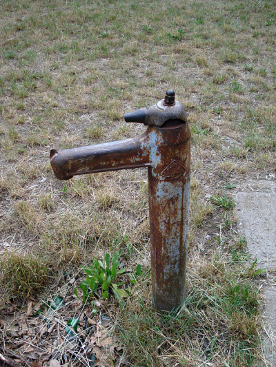 室外生锈的旧水龙头