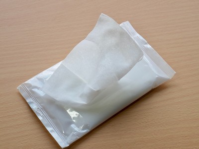 木板背景与白色水纸巾