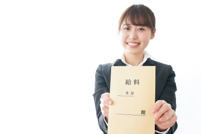 女商人为薪水感到高兴