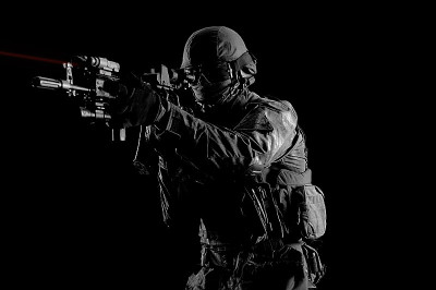 美国士兵在战斗中使用装有激光瞄准器的武器来瞄准目标