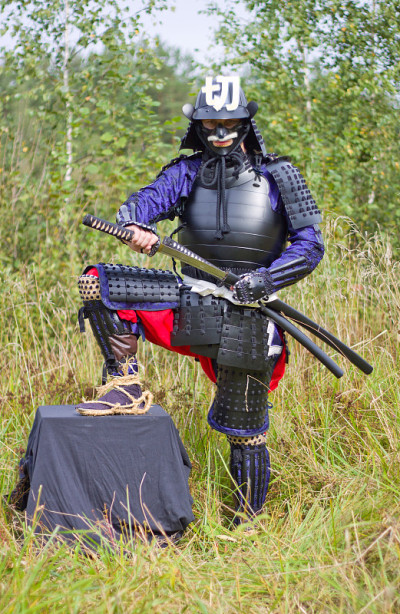 穿着盔甲的武士拔出武士刀