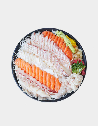 在盘子里的新鲜鱼的俯视图