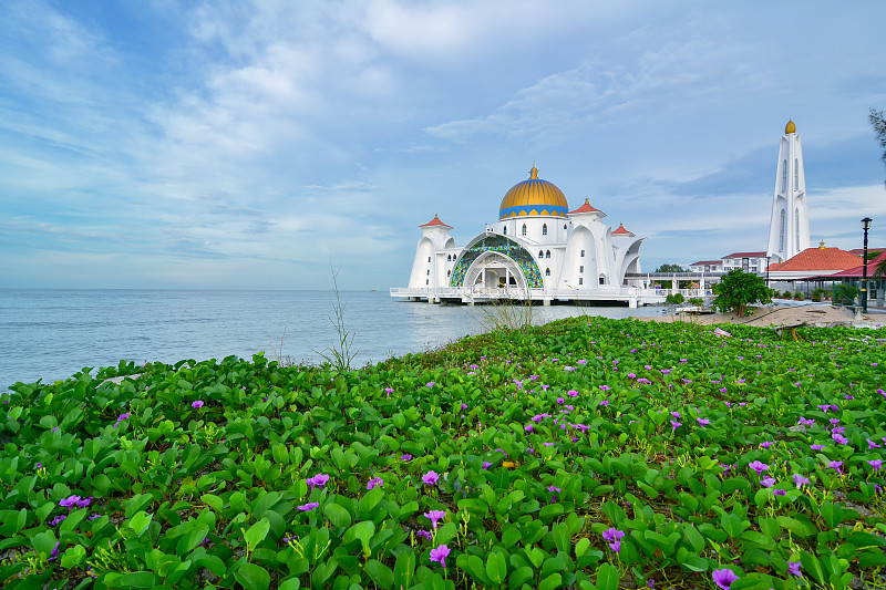 早晨的马六甲海峡清真寺(Masjid Selat Melaka)，这是一个清真寺位于马六甲岛附近的马