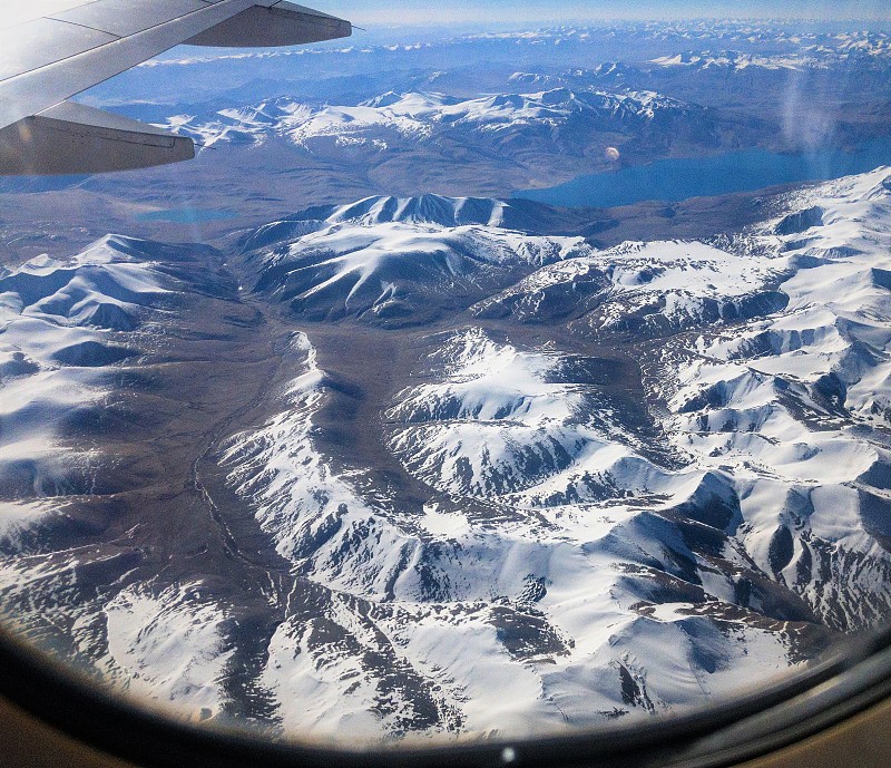 积雪覆盖的山区鸟瞰图