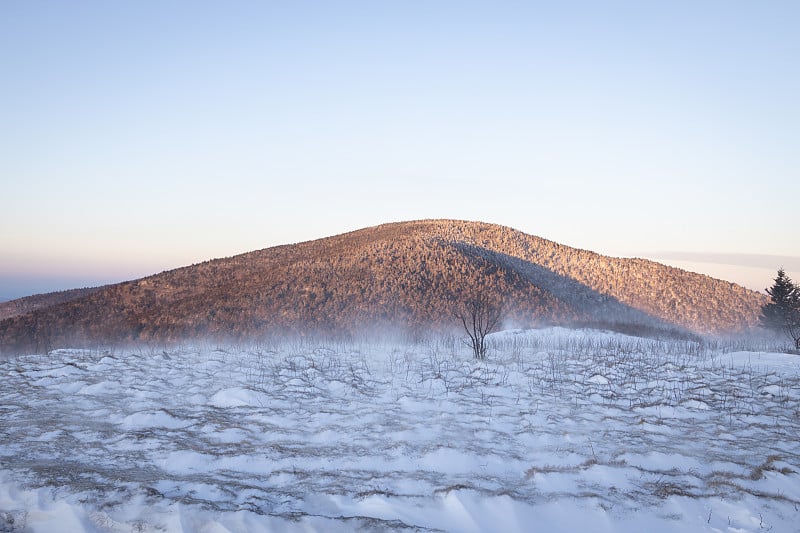 在北卡罗莱纳田纳西州边境的罗安山的雪冬日出