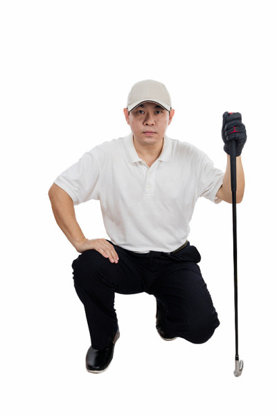 亚洲华人男子高尔夫球手瞄准他的推球