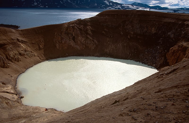 在维提火山口游泳