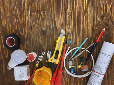 建筑工人和建筑工具。有选择性的重点