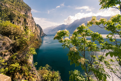 美丽的加尔达湖被群山环抱的全景。