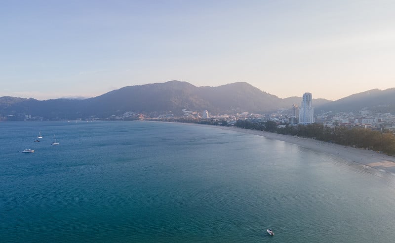 夕阳中的空中鸟瞰海滩