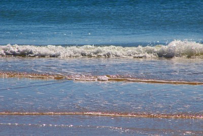 美国阿拉巴马州海湾海岸海滩的波浪
