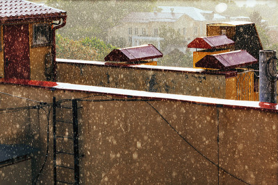 屋顶上的暴雨