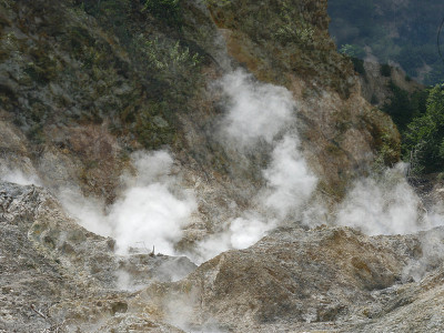 硫磺泉的汽车餐厅火山