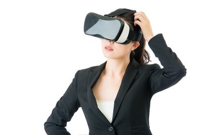 亚洲商务女性关于VR耳机眼镜设备的问题