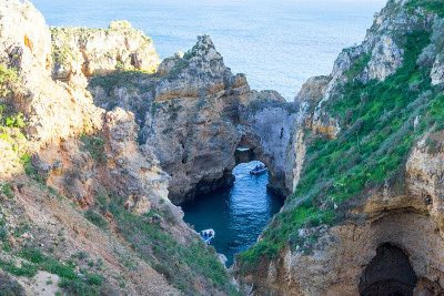 Ponta da Piedade的悬崖和岩层(拉各斯，葡萄牙)