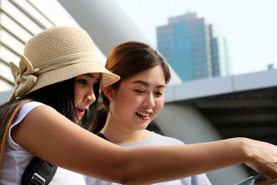 ฺ美丽的两个亚洲女人微笑幸福和旅行后在城市的冠状病毒停止。