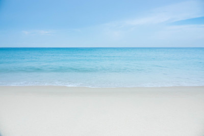 泰国普吉岛海滩上的蓝色海浪