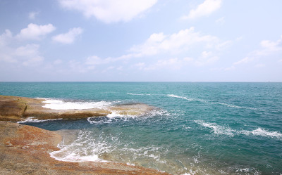 大岩石和大海