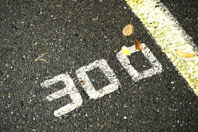 300号在潮湿的柏油路上。
