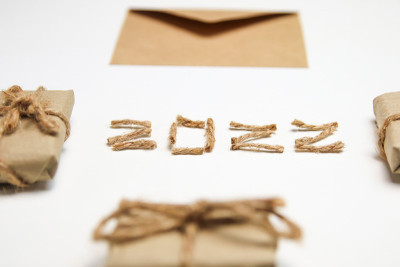 2022年新年快乐。用工艺绳或黄麻在白色底色上书写迎接2022年新年的新年概念。特写镜头。2,200
