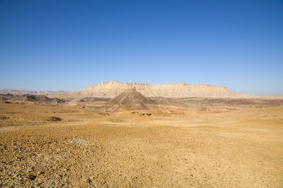 以色列沙漠的拉蒙火山口