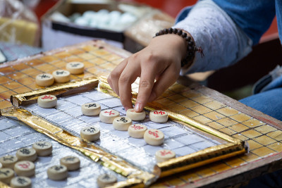 近距离拍摄的手在中国四川省下象棋。