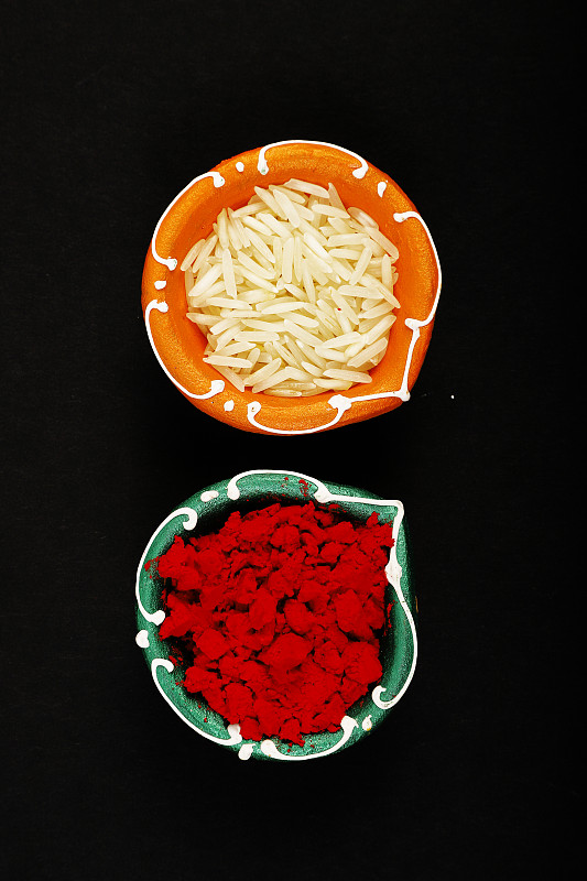 陶碗里的kumkumum和米饭