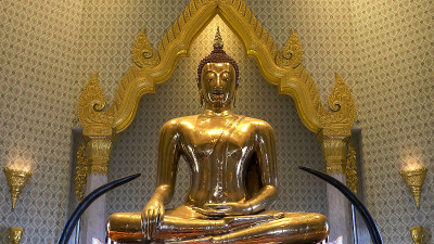 正面拍摄的金佛在wat traimit在曼谷