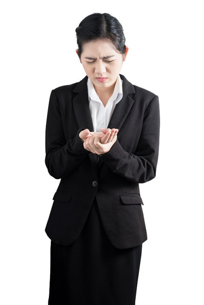 在白色背景上孤立的一个女人的手的急性疼痛。白色背景上的剪切路径。