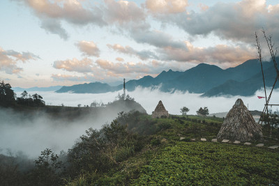 越南北部少数民族的传统家园，居住在萨帕市附近的山区。历史的重建。安装。东南亚古老的稻草居住部落