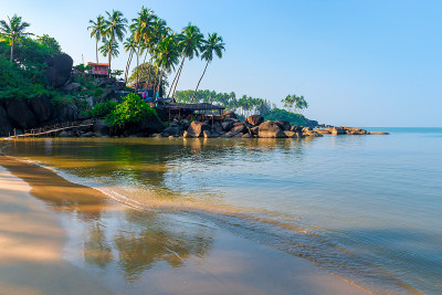 热带海滩上的细沙和海浪