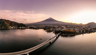 川口湖鸟瞰图，位于Fujikawaguchiko和Minobu边境，山ashi县南部靠近富士山，日本