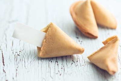 破裂的桌子上的幸运饼干