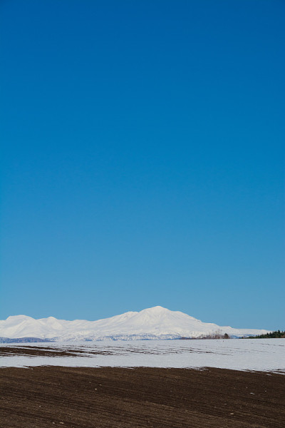 残雪和雪山的田野