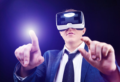 商人使用虚拟现实VR头戴显示器