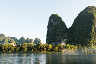 日落时分的漓江和群山，中国桂林