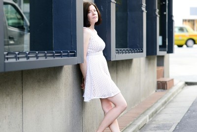 穿白裙的女人