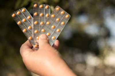 老妇人拿着泡罩包装