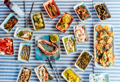 烤鱼、沙拉和蔬菜。海鲜，烤肉，meze, raki, ouzo，开胃菜和沙拉在希腊或土耳其鱼餐厅的桌