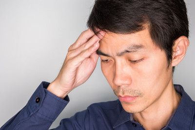 一个人有麻烦。他担心和头痛。一个人搞糊涂了。商人有问题，所以他不快乐