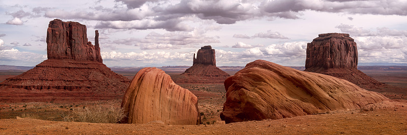 Oljato-Monument Valley Navajo部落公园的许多独特的岩层，是红色沙漠的热门