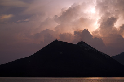 喀拉喀托火山和雷暴