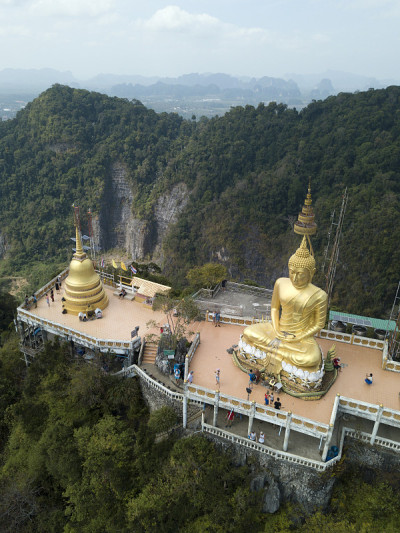 空中全景照片上的佛像在老虎洞寺庙，Wat Thum Sua，在甲米，泰国。