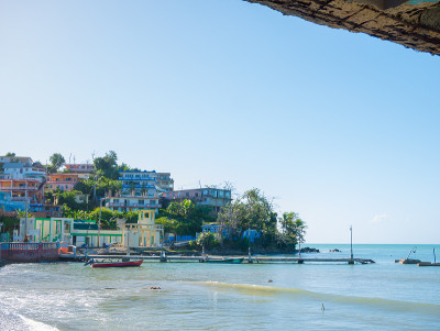一个叫Playa Hucares的小镇在纳瓜博，波多黎各，美国。