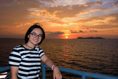 女性在夕阳下巡游