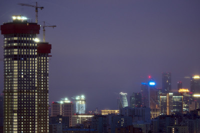 在城市中建造高层建筑。