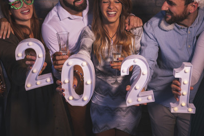 一群朋友在新年派对上举行装饰数字2021