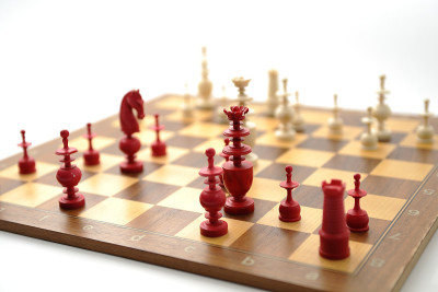 用象牙棋子的象棋游戏